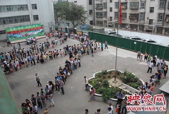 報(bào)名現(xiàn)場(chǎng)從一大早便已排起了長(zhǎng)龍。