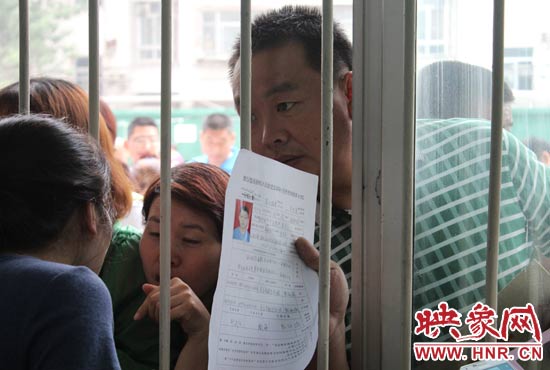 不少家長(zhǎng)擠在報(bào)名窗口前咨詢(xún)報(bào)名事宜。