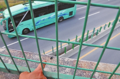 事發(fā)現(xiàn)場的橋梁護(hù)欄上,還留有疑似肇事瀝青塊的碎片。