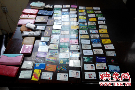 在日常執(zhí)勤當(dāng)中，巡防隊(duì)員經(jīng)常能撿到很多的身份證和銀行卡。