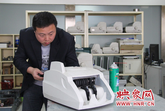 陸涌每天的工作就是和機器“談心”、發(fā)現(xiàn)故障、修好它們。