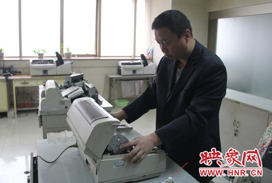 “不行，我再試一下，我一定要修好它?！庇龅诫y題，東北人身上的那股執(zhí)拗勁讓他又堅持了下來