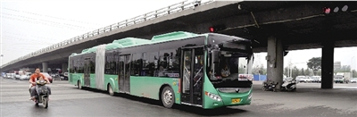 昨日上午，一輛B3快速公交測試車行駛在西三環(huán)的線路上。