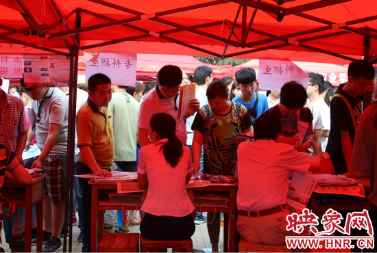 家長(zhǎng)們最關(guān)心的還是畢業(yè)以后孩子的就業(yè)情況。