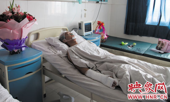 梁亮顱骨骨折、右胳膊肌腱被砍斷,手指受傷。