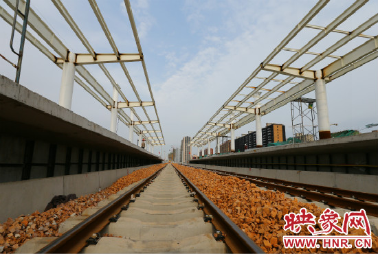 筆直的軌道等待著即將通車的幸福時(shí)刻。