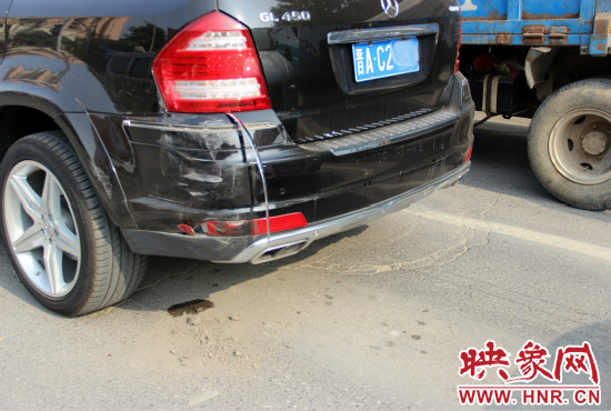 無辜奔馳越野車殘被追尾。