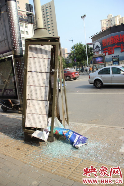 路旁的路燈箱已經(jīng)被肇事車輛撞碎。