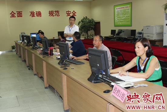 今年我省高招錄取工作正在平穩(wěn)正常開展，圖為投檔組工作人員。