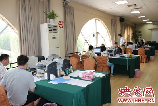 高招錄取現場錄檢組工作人員正在緊張工作中。