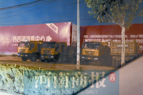 昨夜，記者發(fā)現(xiàn)一些工地外，渣土車們正在“休息”記者 鄧萬里/攝