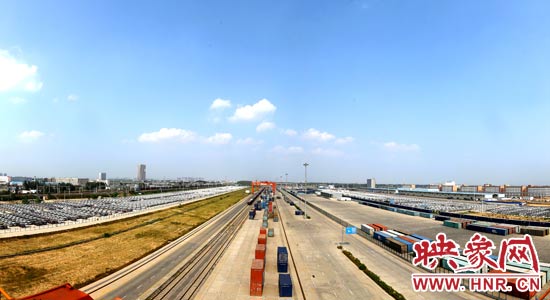 鄭州鐵路集裝箱中心站內(nèi)，滿載貨物的國際班列從這里開出。段晉哲/攝