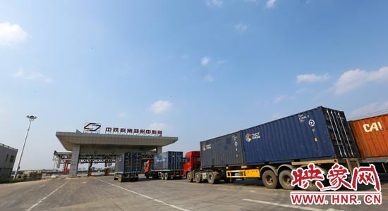 一頭連著生產(chǎn)，一頭牽著消費(fèi)，現(xiàn)代物流業(yè)成為經(jīng)濟(jì)運(yùn)行的血脈。 段晉哲/攝