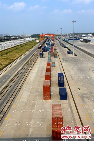 打造成為中西部地區(qū)對(duì)外貿(mào)易的“無(wú)水港”。段晉哲/攝