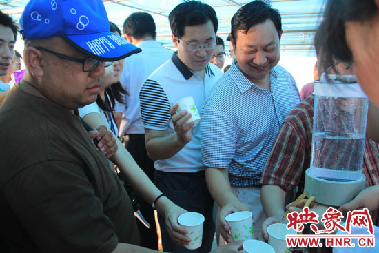 來自北京、天津、河北的40多家媒體的記者紛紛前來品嘗丹江口水庫的水
