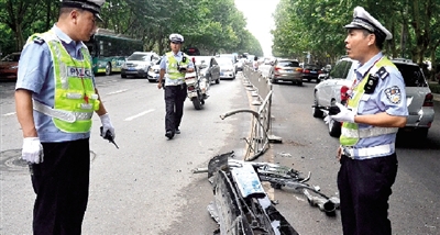 帶著車牌的車前臉留在了現(xiàn)場。