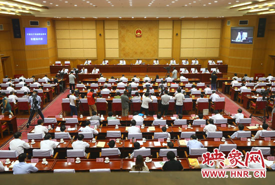 7月29日下午，河南省十二屆人大常委會(huì)第九次會(huì)議召開關(guān)于職業(yè)教育專題詢問會(huì)。