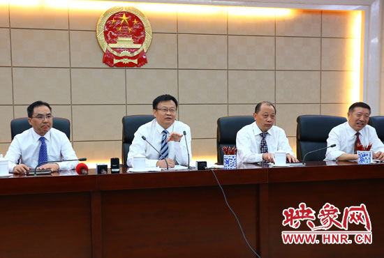 專題詢問會(huì)結(jié)束后，省人大組織召開記者提問會(huì)。