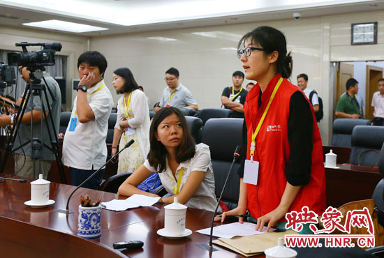 映象網(wǎng)記者就網(wǎng)友關(guān)心熱點(diǎn)問題向省教育廳副廳長(zhǎng)尹洪斌提問。