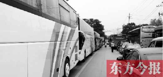 昨日，只能由東向西單行的鄭州市城南路上，闖進了由西向東行駛的大巴車，造成嚴重交通擁堵