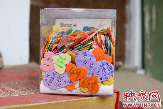 王書(shū)佳的床邊放著一個(gè)玻璃瓶子，里面是521顆紙心，是生日的時(shí)候同宿舍的朋友送給她的。