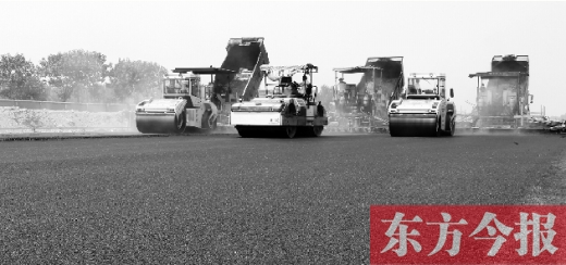 鄭州通航試驗(yàn)區(qū)上街機(jī)場(chǎng)的改擴(kuò)建工程正在緊張施工，寬闊的跑道已經(jīng)基本竣工