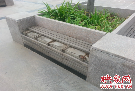 基礎(chǔ)設(shè)施破壞嚴(yán)重，一直無(wú)人修理。