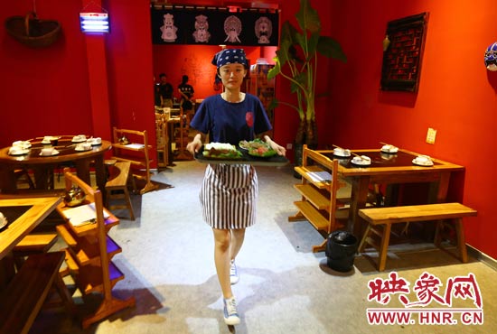 18歲女孩火鍋店打工掙學(xué)費