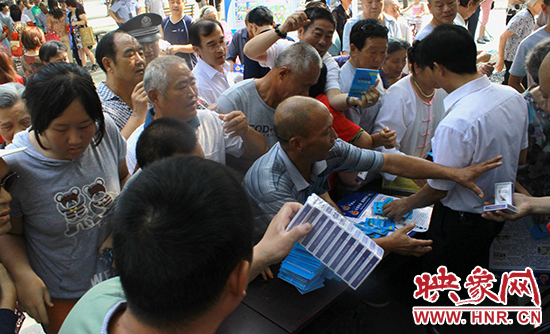 市民領(lǐng)取防詐騙材料