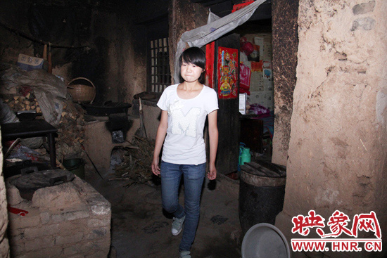 離大學(xué)校門,只有“一步之遙”的孩子。