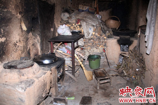 李娜家做飯的地方,就在土坯房的門口,夏天屋里跟燒炕一樣。