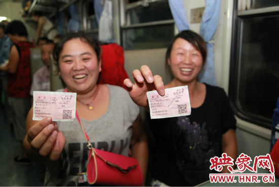 進疆棉農(nóng)展示前往烏魯木齊的車票。