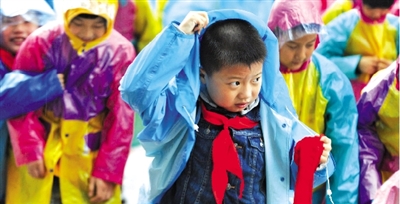 昨日下午,農(nóng)科路上一小學(xué)放學(xué)時,孩子們大部分都穿著雨披。