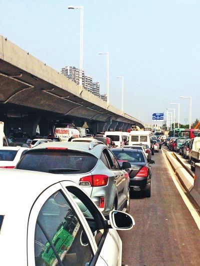 因塌方，中原路西三環(huán)交叉口附近擁堵嚴(yán)重