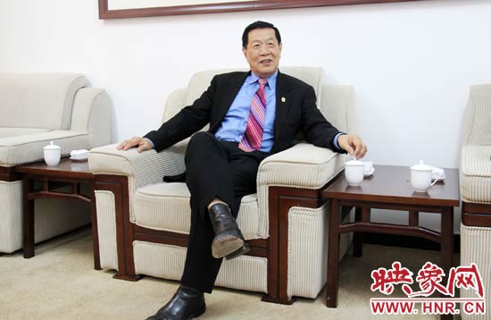 以精湛讀到的刑偵鑒識技術(shù)享譽國際的李昌鈺博士，被譽為“當(dāng)代福爾摩斯”。