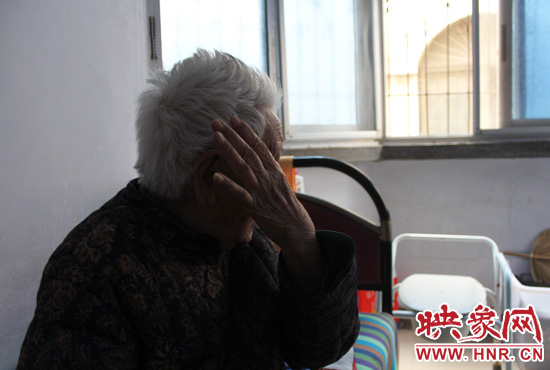 說(shuō)起敬老院要搬遷,老太太忍不住流眼淚。