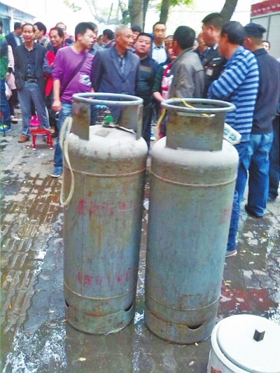 這兩個(gè)大塊頭沒事，眾人懸著的心平靜下來。