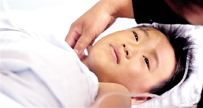 “好疼”，麻藥的效力過了，張?zhí)鞓贩浅Ｍ纯嗟珡?qiáng)忍著。