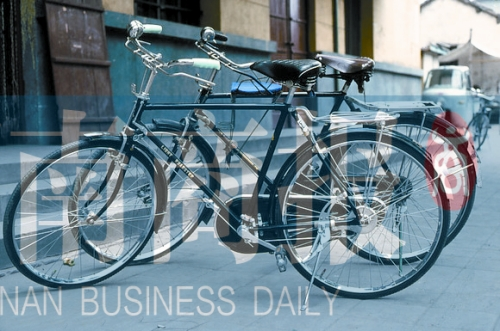 自行車是那時(shí)最時(shí)髦的交通工具，路邊清一色是“飛鴿牌”
