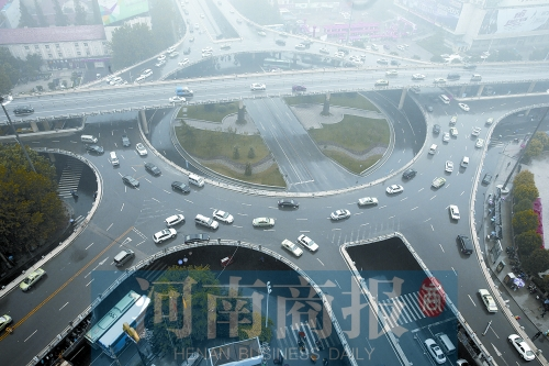 紫荊山立交橋，如今是許多人上下班的必經(jīng)之路