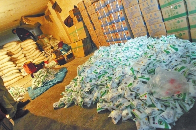 大袋的飼料添加劑氯化鈉經(jīng)過仿冒加工，就變成了小袋的食用碘鹽。