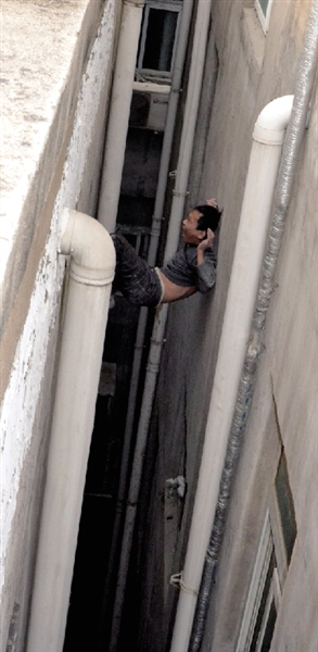 就在民警緊急施救時(shí)，他從兩樓之間摔下。