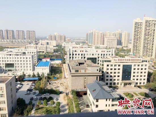 一座4層的建筑樓頂蓋上了四合院。