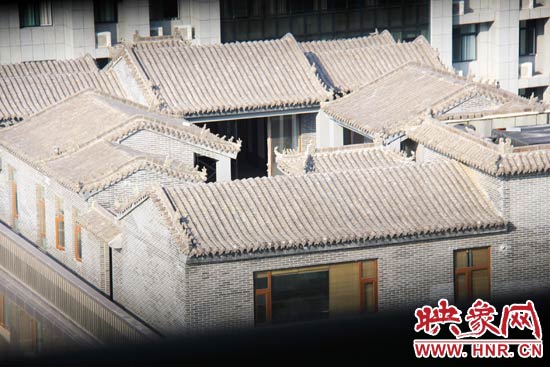 這座建筑里面的裝修奢華考究，門窗和吊頂均為紅木。