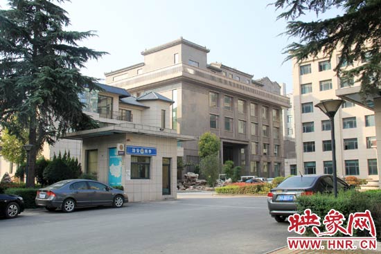 據(jù)這座建筑的一名工作人員稱，整座建筑為海龍集團(tuán)所有，房屋建成之后用作公司紅木家具展示。