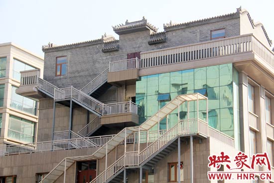 這座建筑的背面，已建好步梯。