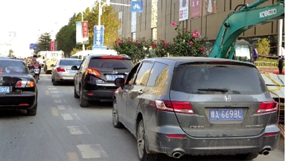 中原路華山路口，花壇擋了進入地下商場的車流