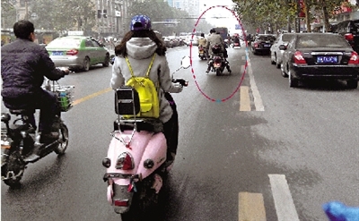 女摩的司機(jī)騎得飛快，闖了3次紅燈