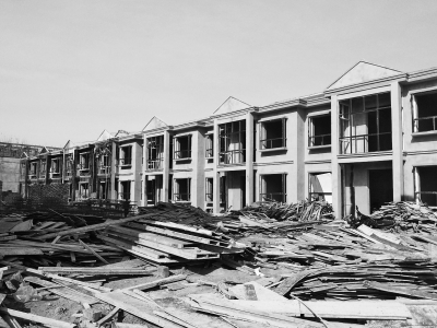 別墅群現(xiàn)場，工人正在施工，部分建筑已經(jīng)封頂。