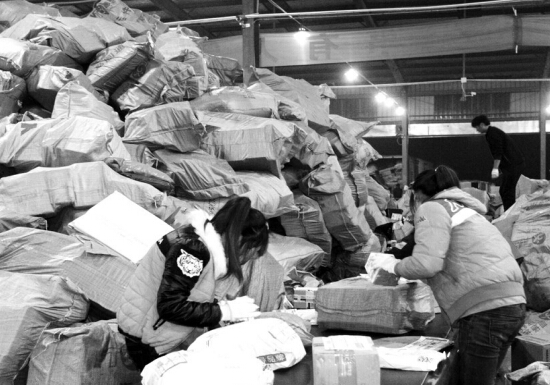 “雙十一”過后快遞業(yè)迎來投遞高峰，鄭州一家快遞公司網(wǎng)點內(nèi)，快遞堆積如山，分揀員24小時不間斷工作